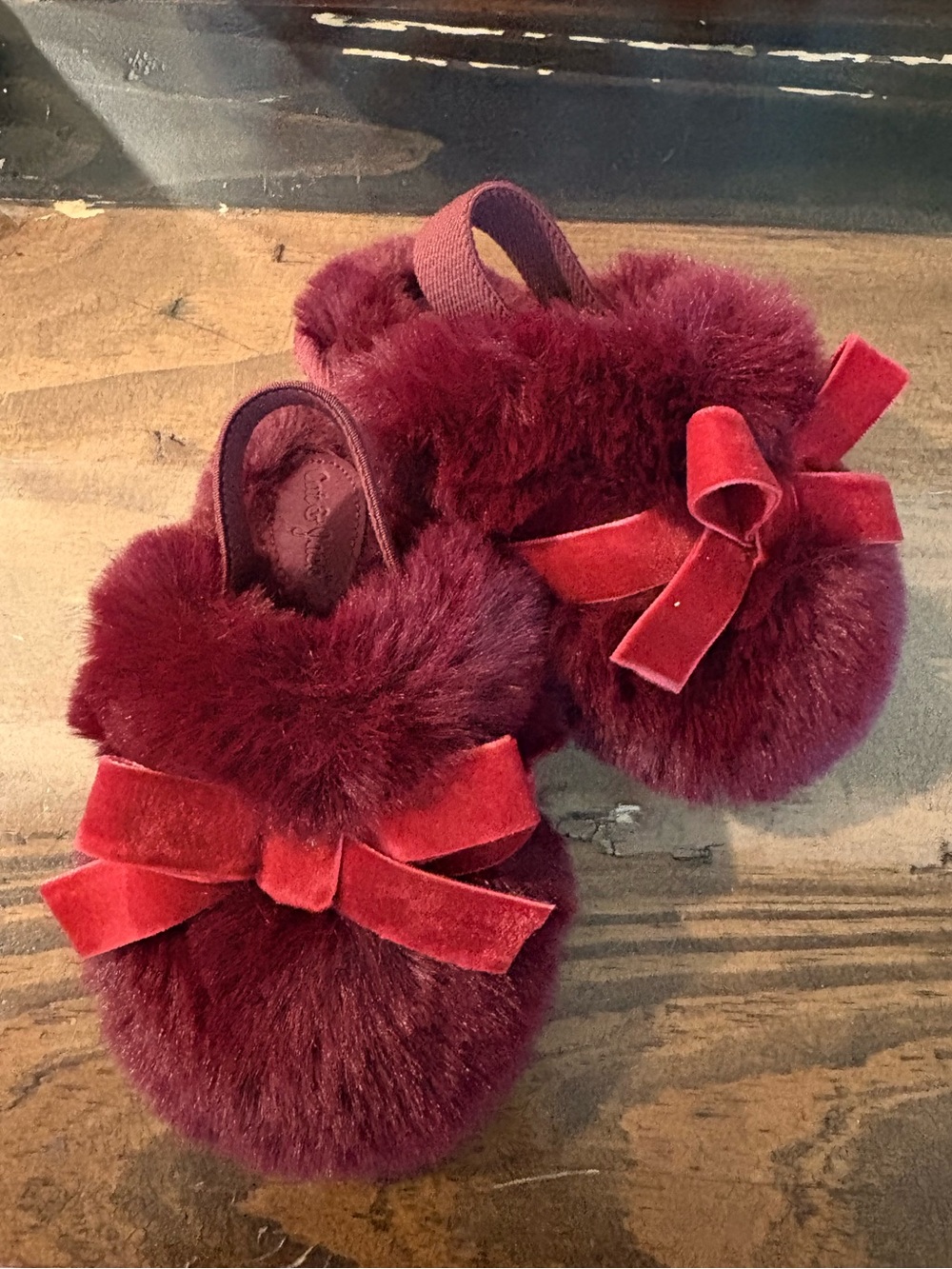 Cat and jack faux fur bow slippers